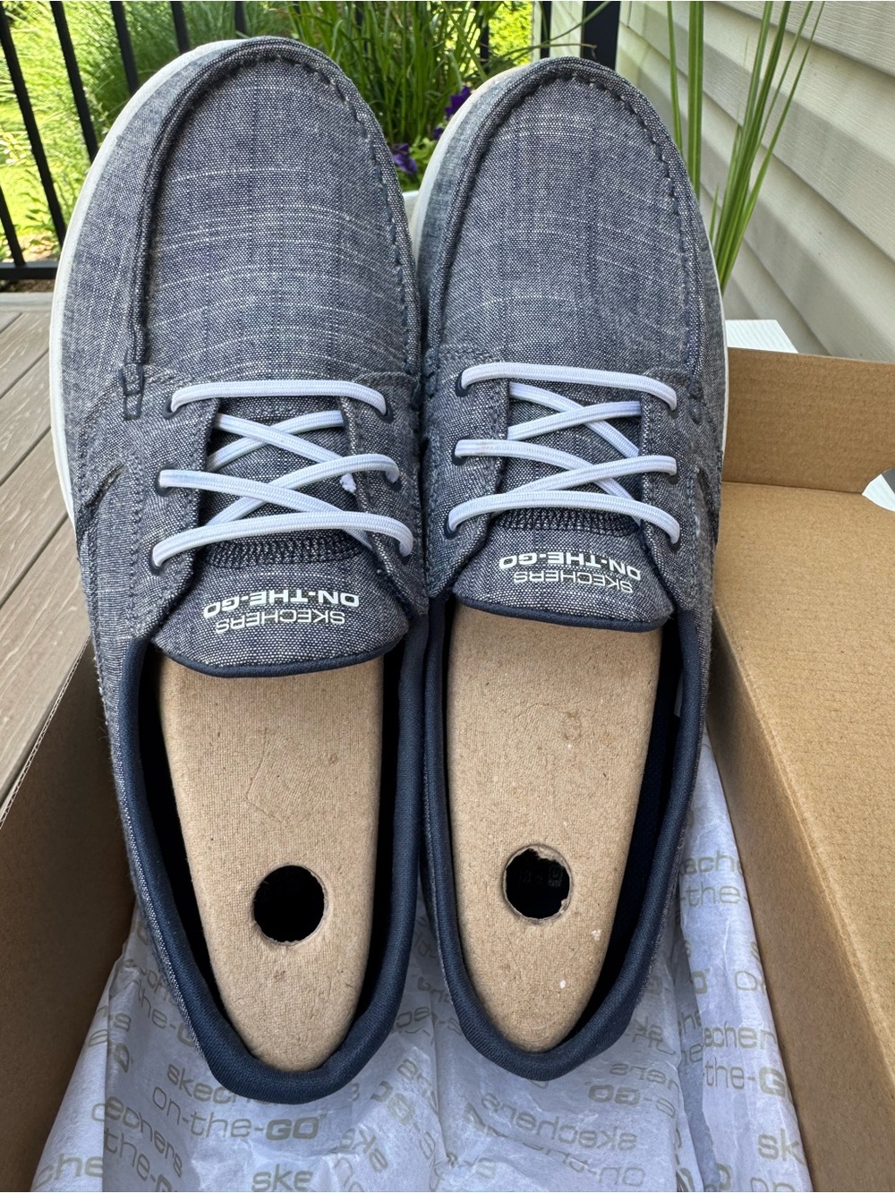 Skechers navy blue pull-on shoe; Size 10. Lightweight & in Excellent Condition!
